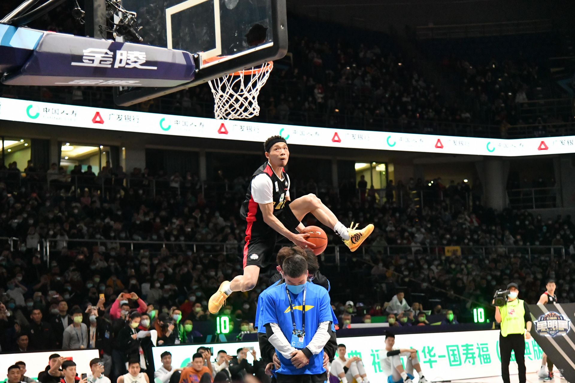 在这场看似 在这场看似