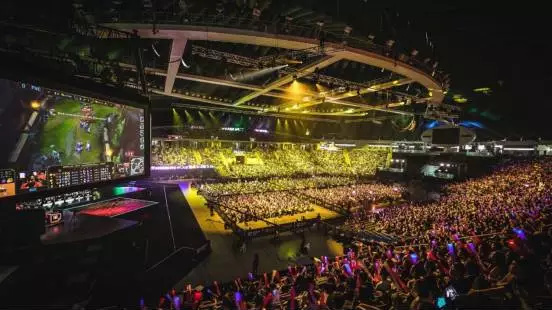 詹姆斯决定加盟独行侠，拒绝勇士和快船邀请引发联盟震动